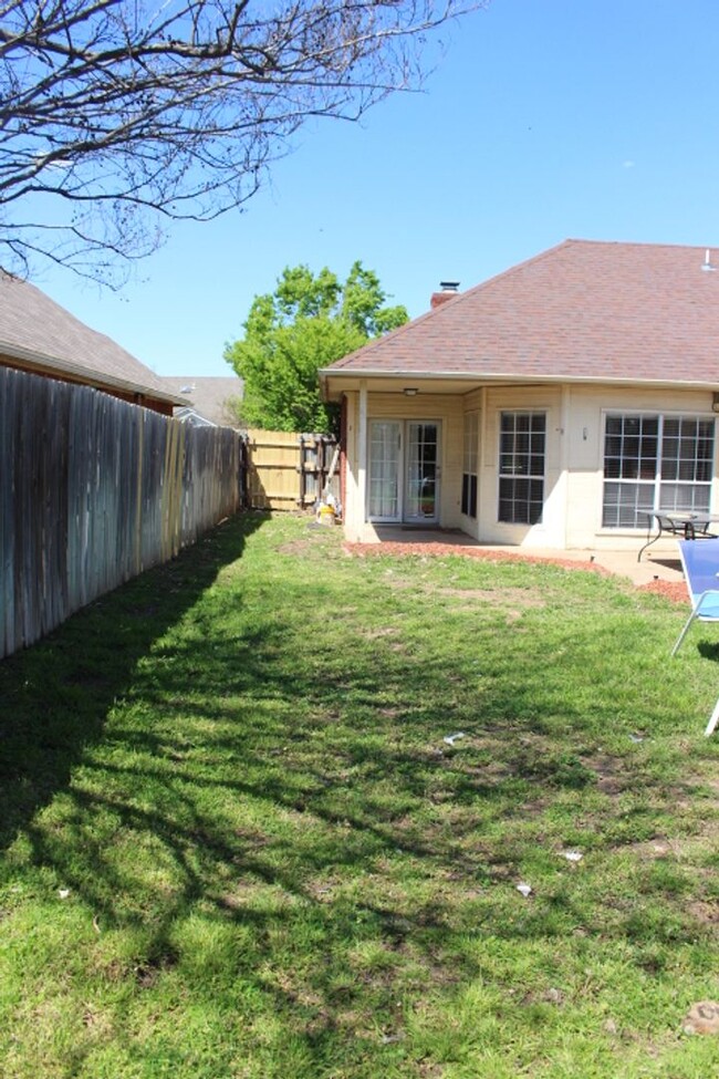 Building Photo - Beautiful home located in Creekwood Addition.