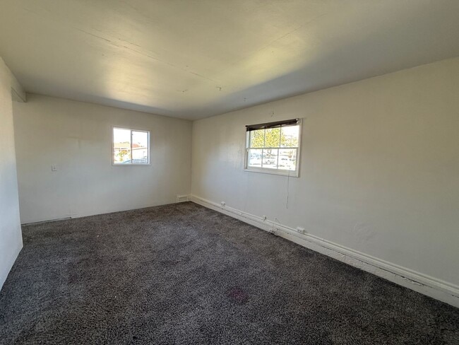 Building Photo - Centrally Located Single Story Ranch Style...