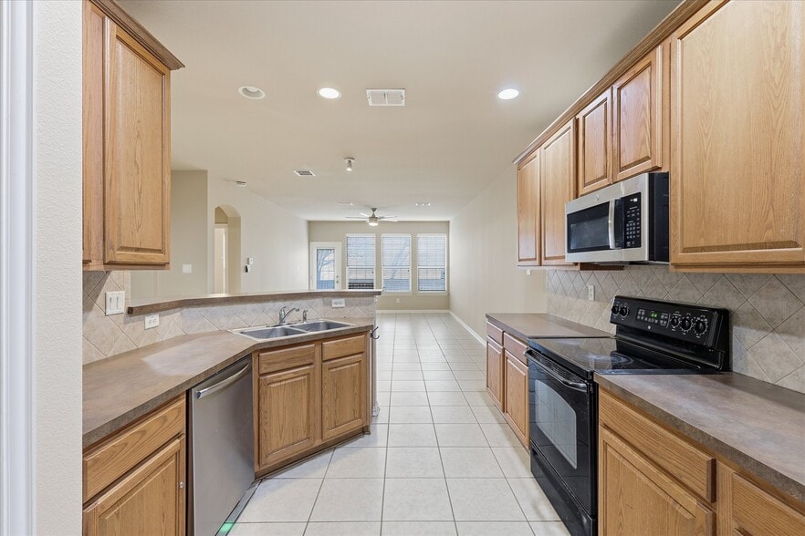 Building Photo - 1725 Brookview Dr