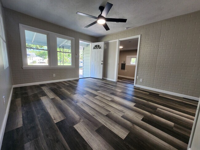 Building Photo - Spacious 3-Bedroom, 1-Bathroom Home AVAILA...