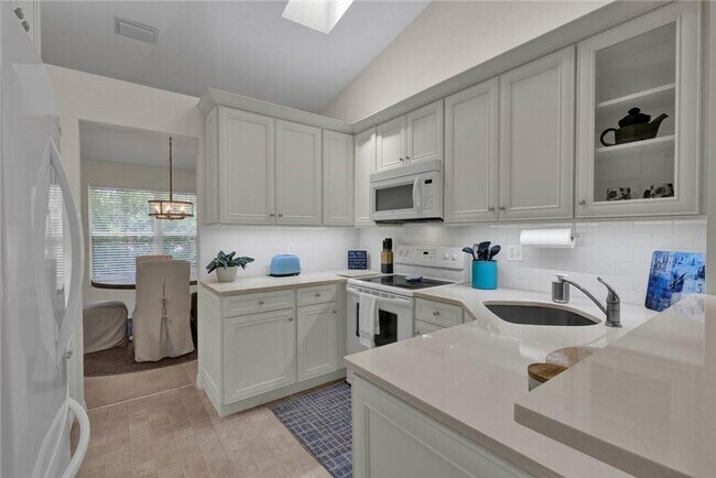 Building Photo - 3/2 Condo available in Emerald Bay!