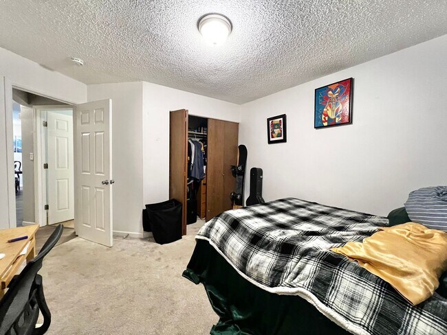 Building Photo - Great Campus West 2 Bed 1 Bath Available!