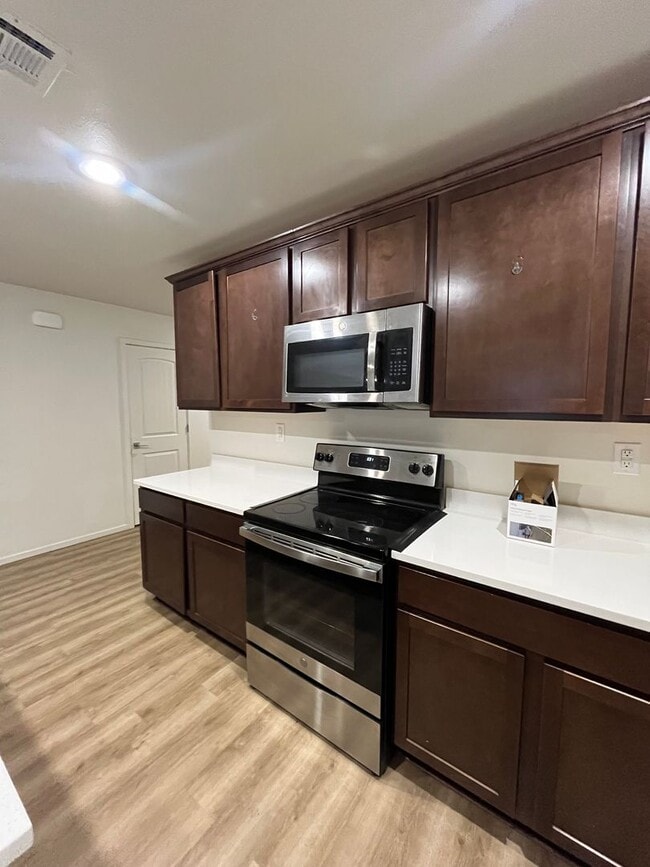 Building Photo - 1107 E La Brea Ave