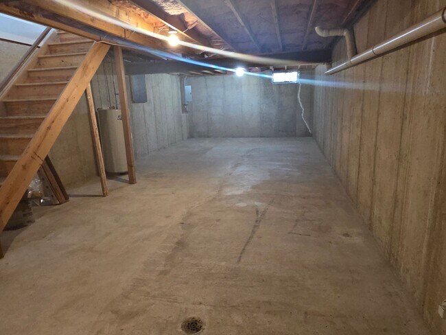 Building Photo - End Unit 2 Bedroom