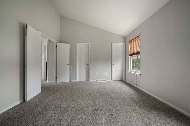 Building Photo - 142 Thames Dr