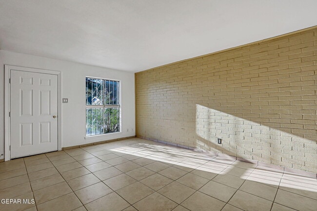 Building Photo - 10068 Oakwood Dr