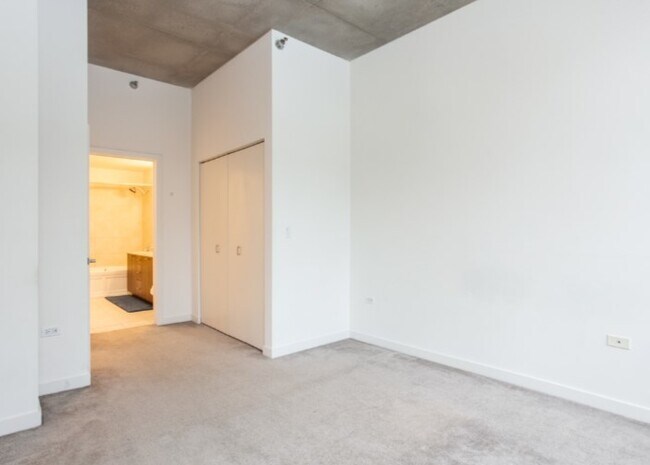 Building Photo - 235 W Van Buren St