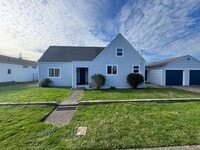 Building Photo - Large Home in Newport!