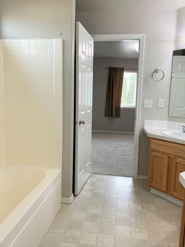 Building Photo - Great 3 bed 2 bath home in a the quiet Rai...