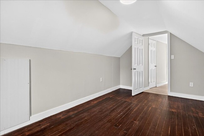 Building Photo - 4 Bedroom, 1.5 Bath house in Shelby Park, Fenced, Off-street Parking, Pets OKAY!