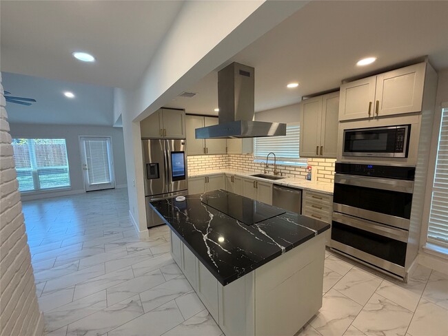 Building Photo - 2218 Round Lake Dr