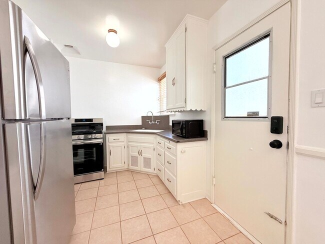 Building Photo - 626 1/2 N Spaulding Ave