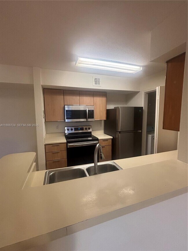 Building Photo - 875 Riverside Dr