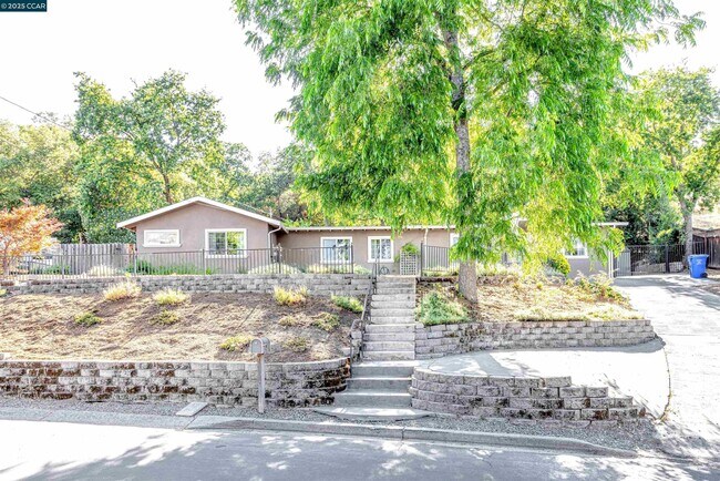 Primary Photo - 1371 Juanita Dr