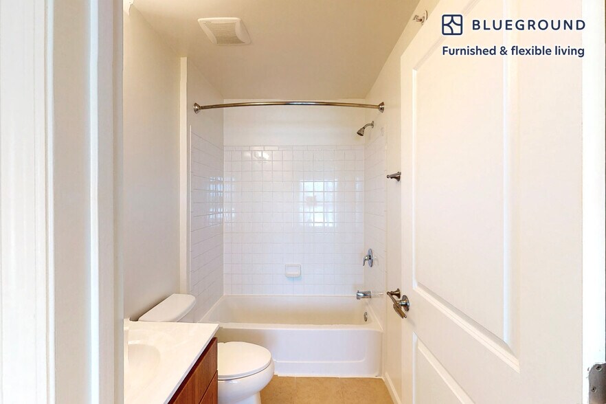 Building Photo - 998 Stewart Ave