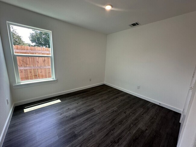 Building Photo - For Lease | 3 Bed, 2 Bath | 1,150 Sq Ft | ...