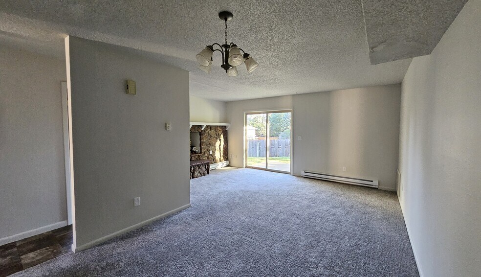2 bed/1.5 bath with garage - 1935 Edwards Dr