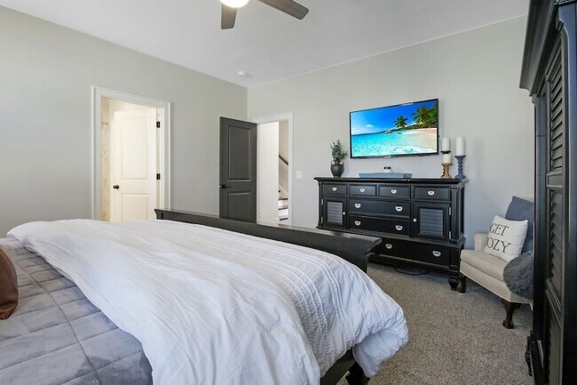 Building Photo - 647 Sire Ave