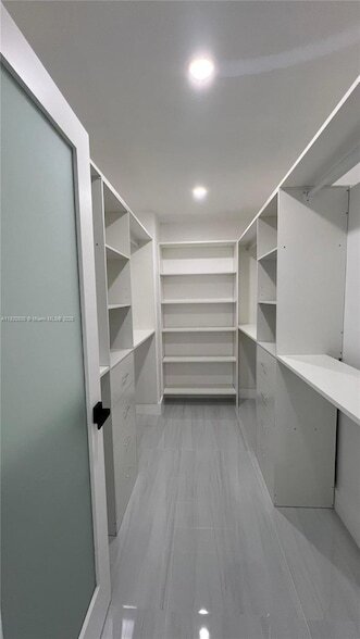 Building Photo - 9686 Fontainebleau Blvd