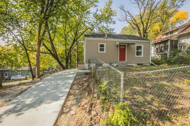 Building Photo - 2 Bedroom for Rent in Des Moines