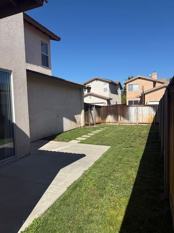 Building Photo - 39545 Warbler Dr