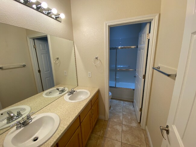 Building Photo - Available September! Beautiful and Spacious Home in Central Park!