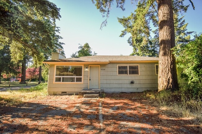 Building Photo - 3 Bedroom 1Bath House, Quiet neighborhood with park across the street