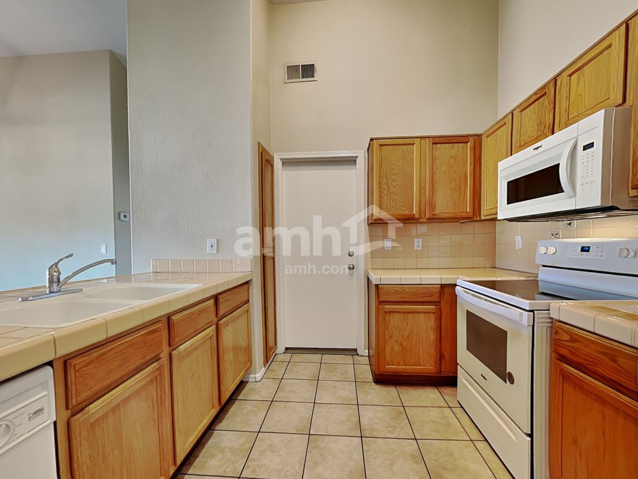 Building Photo - 8912 W La Reata Ave