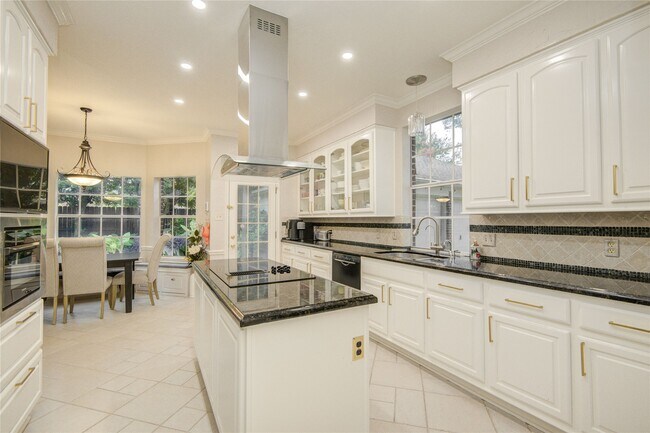 Building Photo - 3902 Lyndhurst Pl