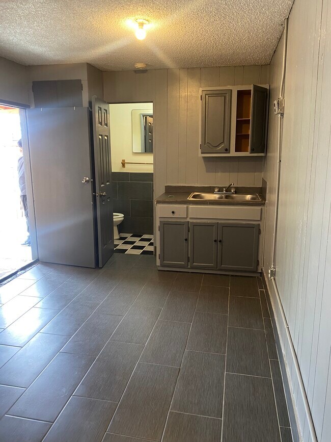 Building Photo - 4112 Santa Ana St