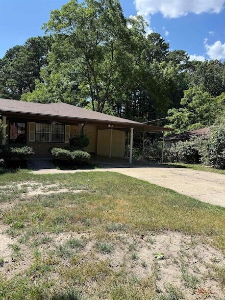 Building Photo - 923 S Summit Rd