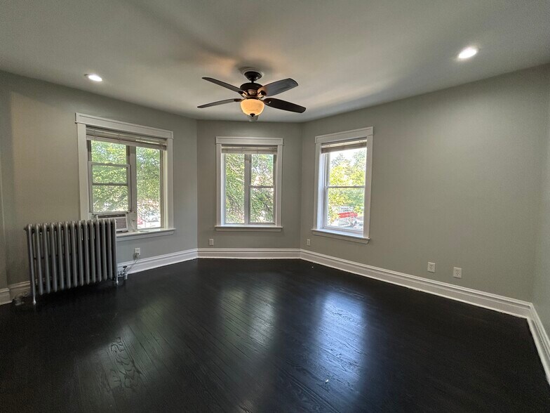 Building Photo - 4301 W Wrightwood Ave