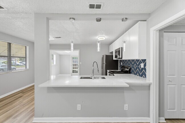 Building Photo - 6766 Londonbridge Ln