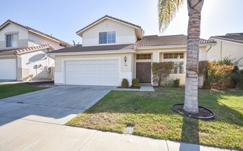 Building Photo - Beautiful Spacious 3BR/2.5BA Located in th...