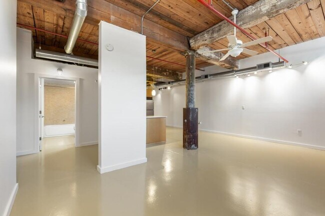 Building Photo - 170 Boulevard SE