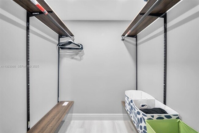 Building Photo - 707 NE 27th Ave