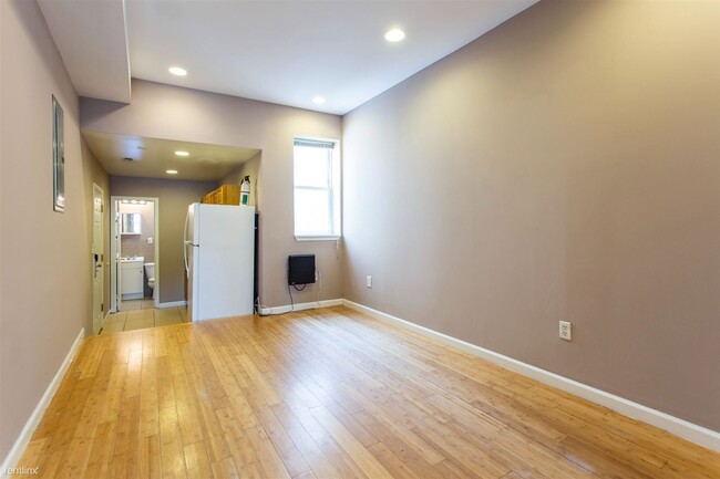 Primary Photo - 4 br, 2 bath Triplex - 1745 WILLINGTON ST ...