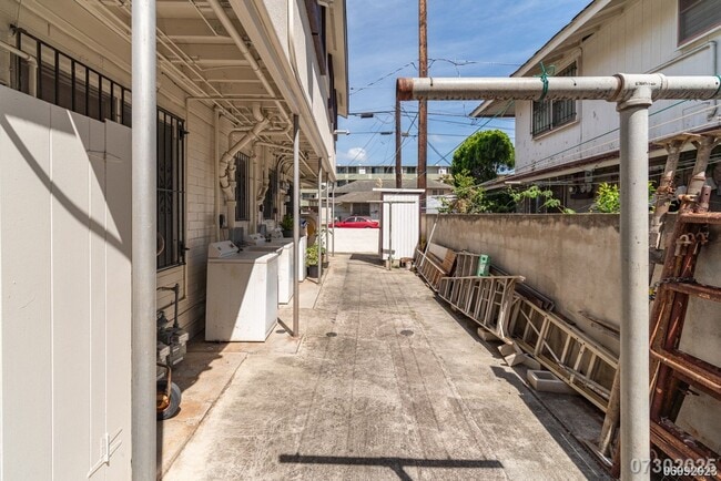 Building Photo - Conveniently Located Moi'ili'ili Apt. near...