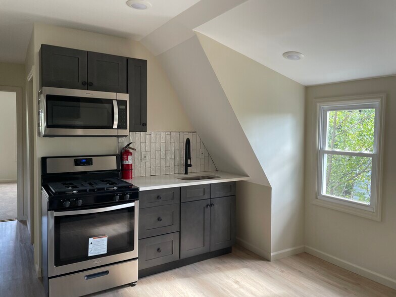 Building Photo - 140 Fabyan Pl