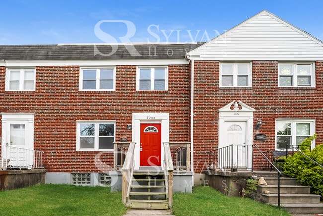 Building Photo - The living is easy in this 4 bedroom, 2 bathroom townhome