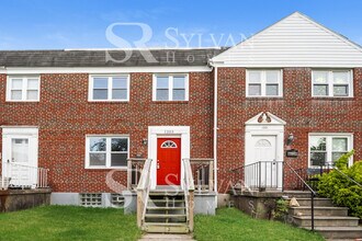 Building Photo - The living is easy in this 4 bedroom, 2 bathroom townhome