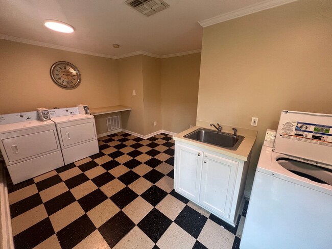 Building Photo - Bendel Gardens Apartment