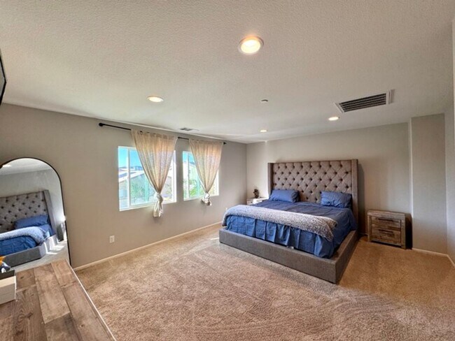 Building Photo - Stunning 4 Bedroom Cul-De-Sac Home with Loft located in Winchester!