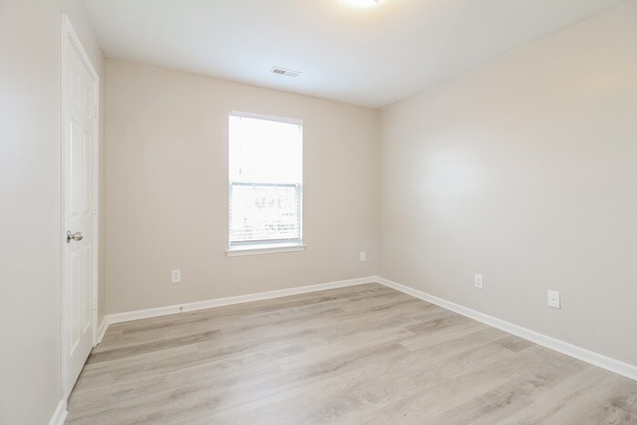 Building Photo - 200 Crescent Creek Ct