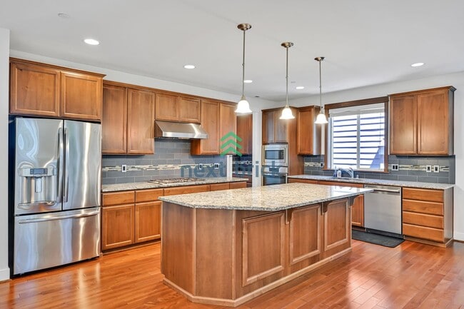 Building Photo - A spacious 4-bedroom+ 2 dens +Bonus Room a...