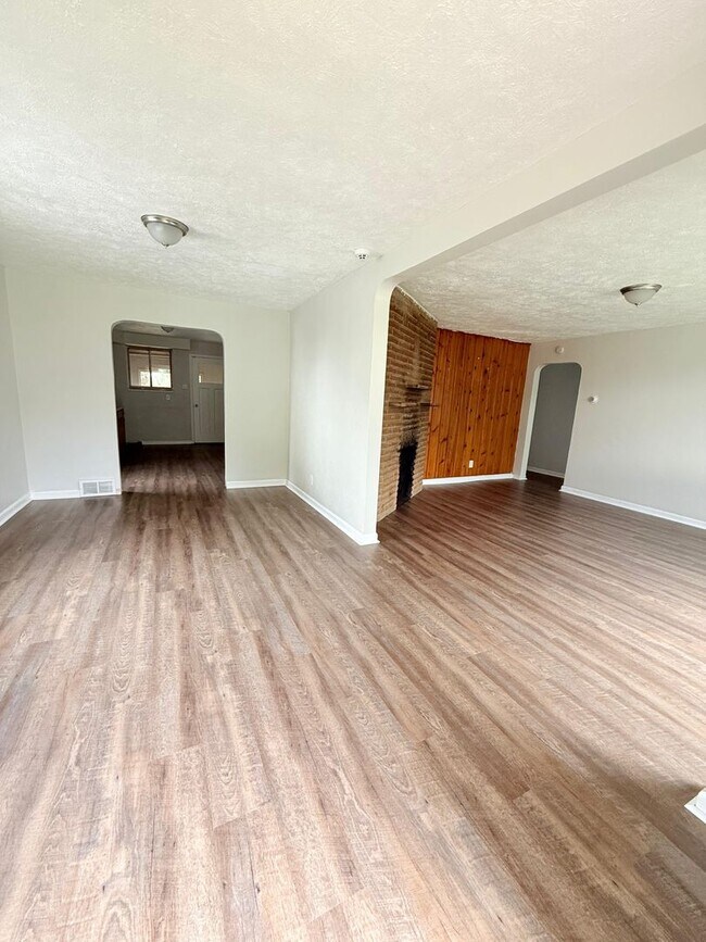 Building Photo - Spacious 3BD/1BA Single Family Home in Penn Hills