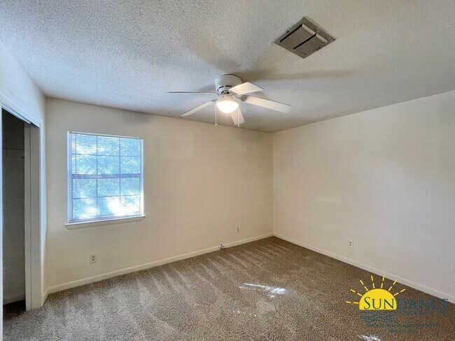 Building Photo - Great Centrally Located 2 Bedroom Townhous...