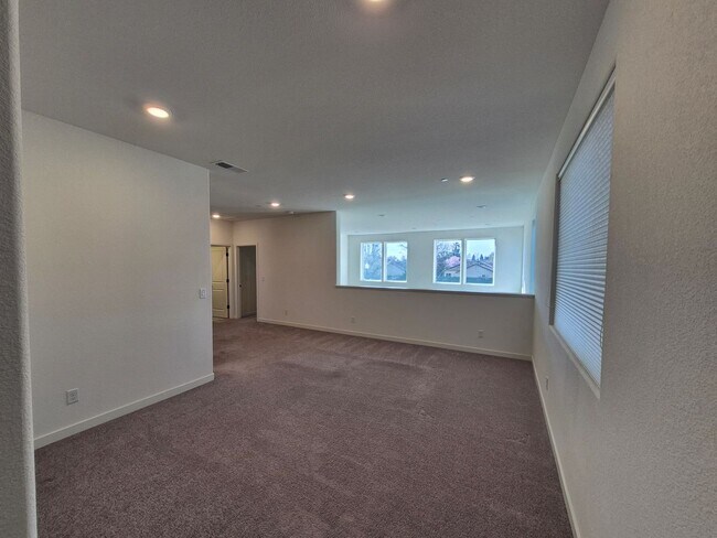 Building Photo - Gorgeous 4 Bedroom 3.5 bath with loft