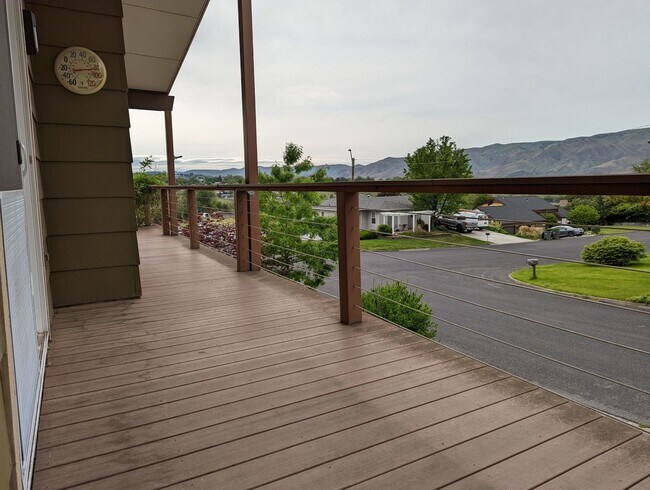 Building Photo - Luxurious 4 bedroom 2 bath house with river view - pet-friendly!