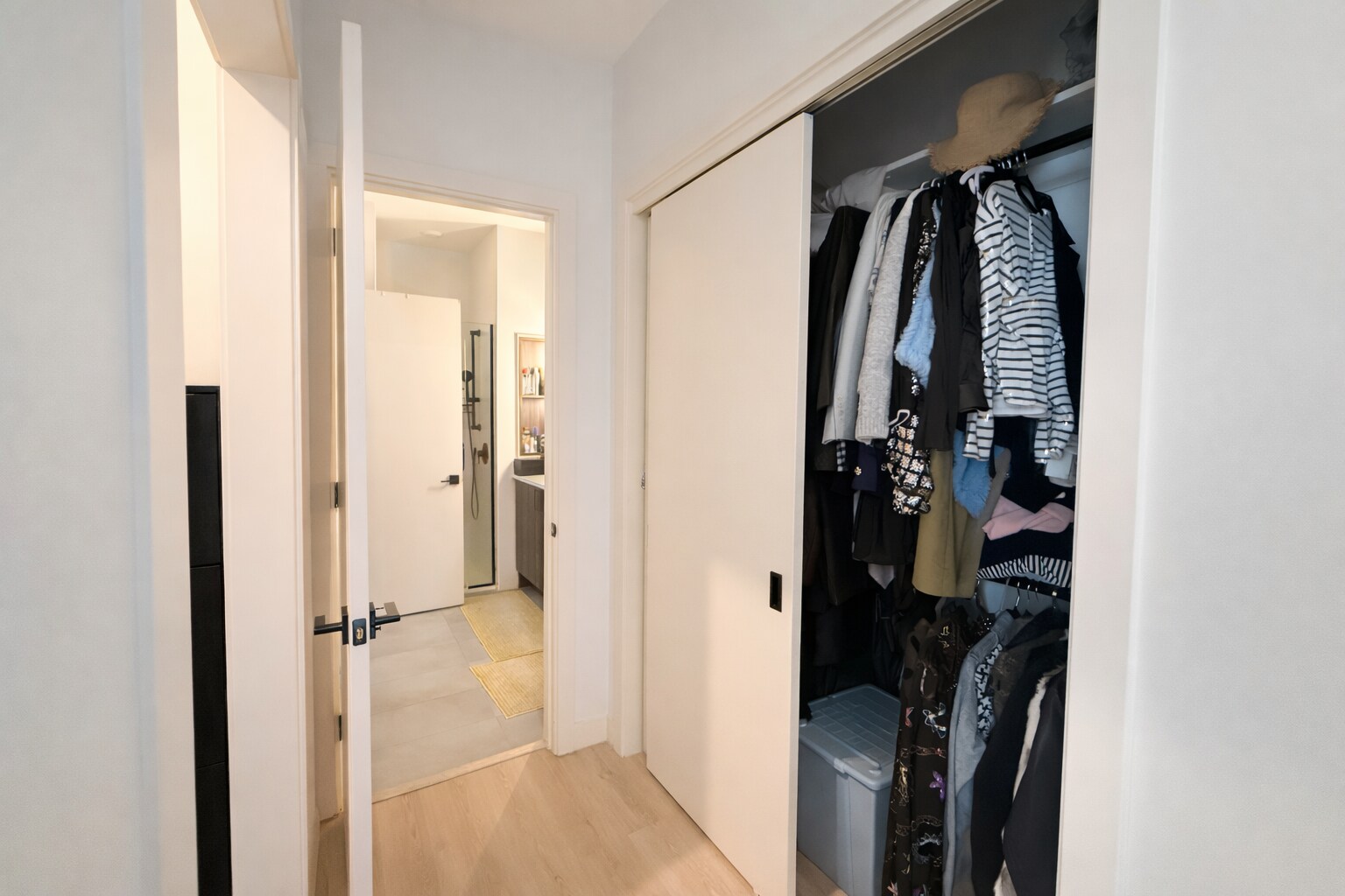 Building Photo - 948 W Sunnyside Ave